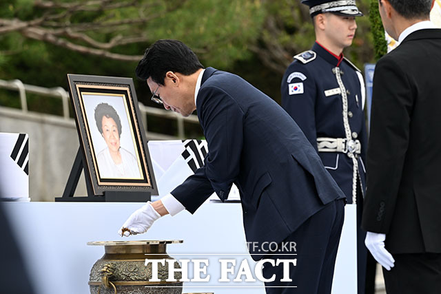 김민석 국무총리가 독립유공자 이하전 지사 유해봉환식에서 봉환사를 하고 있다.