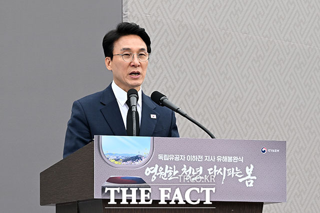 김민석 국무총리가 독립유공자 이하전 지사 유해봉환식에서 봉환사를 하고 있다.