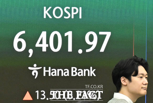 22일 오전 서울 중구 하나은행 딜링룸 전광판에 코스피 지수가 표시돼 있다. 사진은 기사 내용과 무관함. /이새롬 기자