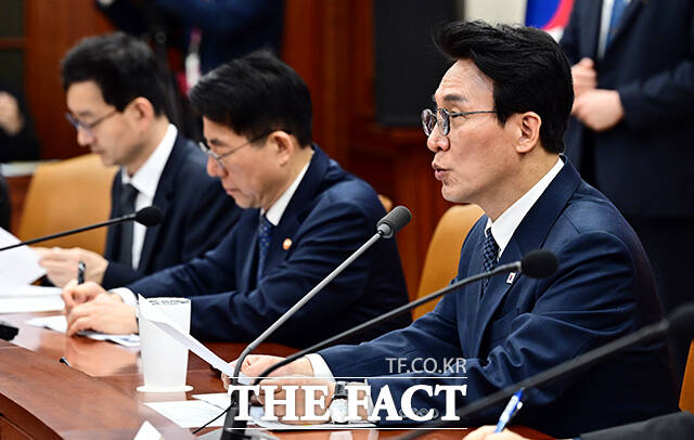 김민석 국무총리(오른쪽)가 22일 오전 서울 종로구 정부서울청사에서 열린 비상경제본부 회의에 참석해 모두발언을 하고 있다. /임영무 기자