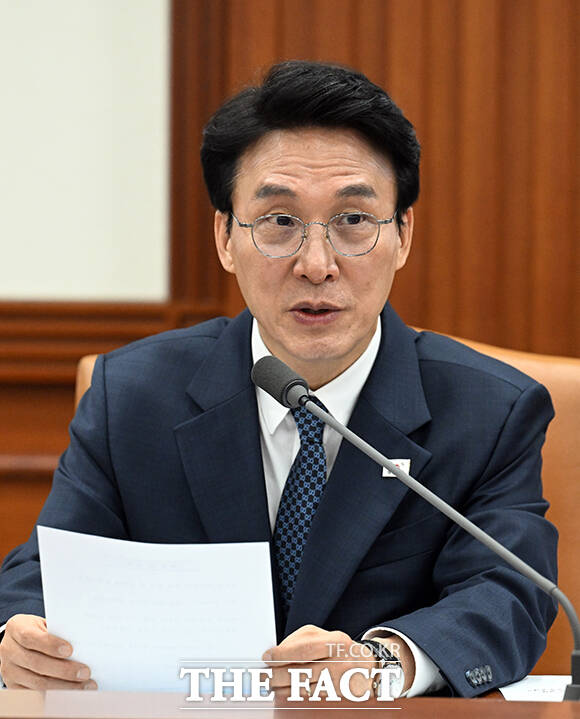 김민석 국무총리(오른쪽)가 22일 오전 서울 종로구 정부서울청사에서 열린 비상경제본부 회의에 참석해 모두발언을 하고 있다. /임영무 기자