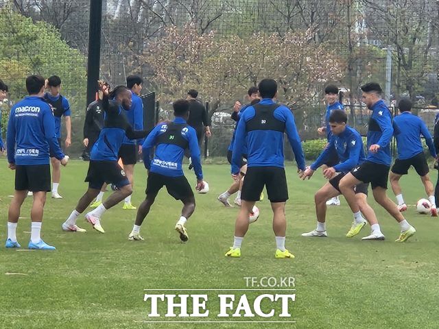 인천유나이티드 선수들이 론도게임(볼돌리기)게임을 통해 패스 감각을 키우고 있다./인천=이영규 전문기자