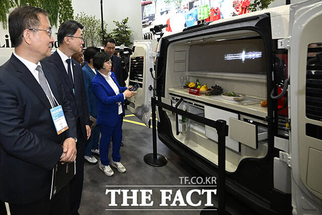 최형두 과방위 야당 간사와 류제명 과학기술정보통신부 제2차관, 김현 과방위 여당 간사(왼쪽부터)가 AI 기술 차량을 살펴보고 있다.