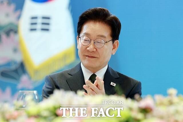 이재명 정부가 지역주택조합의 고질적인 문제인 낮은 성공률과 조합원 피해 최소화를 위한 특단의 조치를 내놨다. 사진은 인도를 국빈 방문 중인 이재명 대통령이 지난 19일(현지 시간) 뉴델리 한 호텔에서 열린 동포 만찬 간담회에서 박수를 치고 있다. /뉴시스