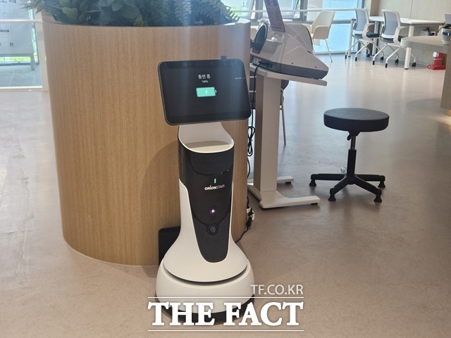 서울디지털동행플라자 동대문센터를 방문하면 로봇 도슨트가 센터 곳곳을 안내한다. 사진은 로봇 도슨트가 충전 중인 모습. /김명주 기자