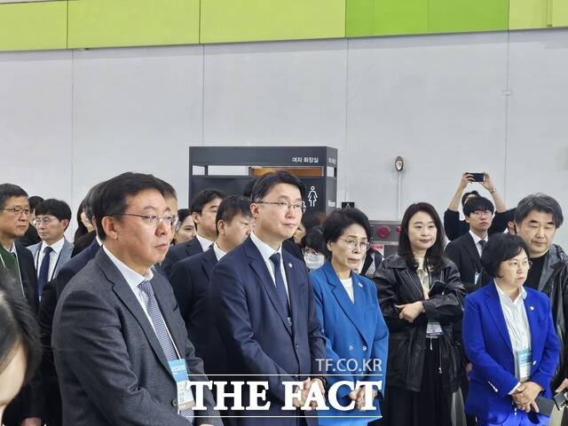 22일 서울 코엑스에서 열린 '2026 월드IT쇼'에 참석한 류제명 과기정통부 제2차관(가운데)과 최민희 국회 과학기술정보방송통신위원장이 기아 부스를 살펴보고 있다. /삼성동=최문정 기자