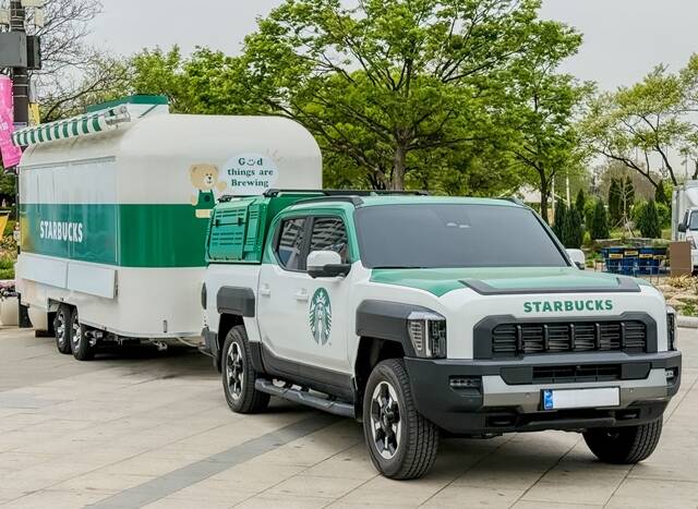 스타벅스 코리아가 22일 지구의 날을 맞아 이동형 커피 트레일러 '스:벅차'를 처음 공개한다. 스:벅차는 매장 방문이 어려운 지역과 재난, 재해 현장 등에 찾아가 커피를 제공하기 위해 기획됐다. /스타벅스 코리아