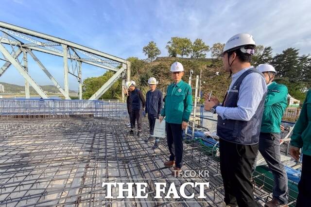 송무경 공주시장 권한대행이 21일 공주시 금성동 일대 공사 현장을 찾아 주요 공정과 안전관리 실태를 점검하고 있다. /공주시