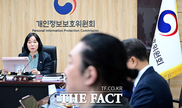 송경희 개인정보보호위원회 위원장이 22일 오후 서울 종로구 정부서울청사에서 열린 제7회 전체회의에 참석해 모두발언을 하고 있다. /임영무 기자