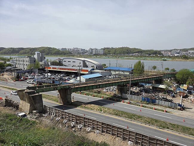 안동시가 옛 중앙선 철교 철거에 따라 영호대교 남단사거리~안동새한자동차학원 구간에 대해 시간대별 통행 제한 및 우회 운행을 시행한다. /안동시