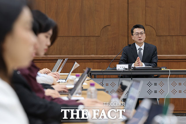 유제민 서울고등법원 공보관이 22일 오전 서울 서초구 서울중앙지방법원에서 서울고법 공보관 기자간담회를 열고 발언하고 있다. /서예원 기자