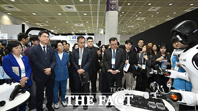 최민희 국회 과학기술정보방송통신위원회(과방위) 위원장과 김현 과방위 여당 간사, 최형두 과방위 야당 간사, 류제명 과학기술정보통신부 제2차관 등이 22일 오전 서울 강남구 코엑스에서 개막한 '2026 월드IT쇼'에 참석해 AI 로봇을 살펴보고 있다. /송호영 기자