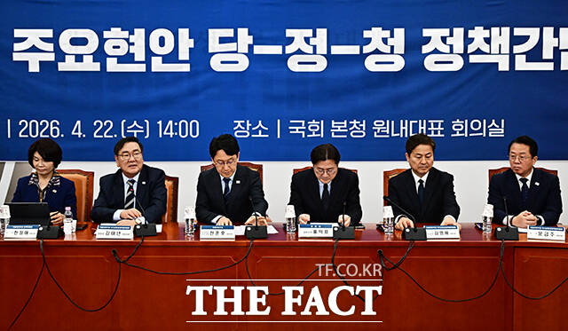 개회사하는 김태년 더불어민주당 국가균형성장 특별위원회 위원장(왼쪽 두번째).