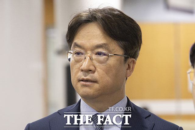 박현종 전 BHC 회장이 22일 오후 서울 서초구 서울중앙지방법원에서 열린 횡령·배임 혐의 공판에 출석하고 있다. /서예원 기자