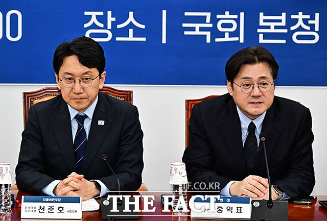 인사말하는 홍익표 청와대 정무수석(오른쪽).