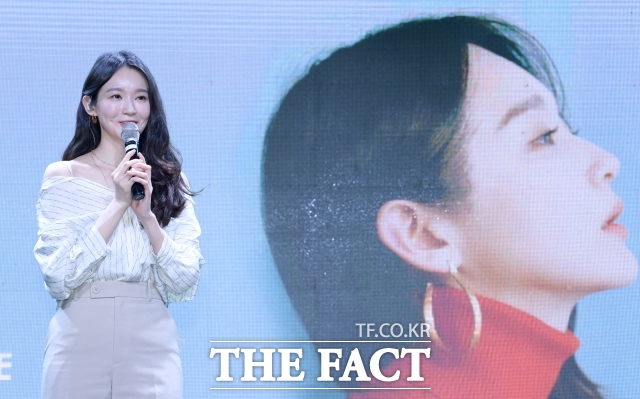 한국 이름 천희경, 에반 차우(왼쪽)는 1988년 자신의 패션 브랜드를 시작으로 이름을 알린 뒤, 글로벌 예술 후원과 문화 활동으로 영역을 확장하며 영향력을 키워왔다. /에바 차우 인스타그램