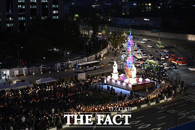 '2026년 부처님오신날 봉축점등회'가 22일 오후 서울 종로구 광화문광장에서 열린 가운데 조계종 총무원장 진우스님과 오세훈 서울시장, 정동영 통일부 장관을 비롯한 참석자들이 점등을 하고 있다. /송호영 기자