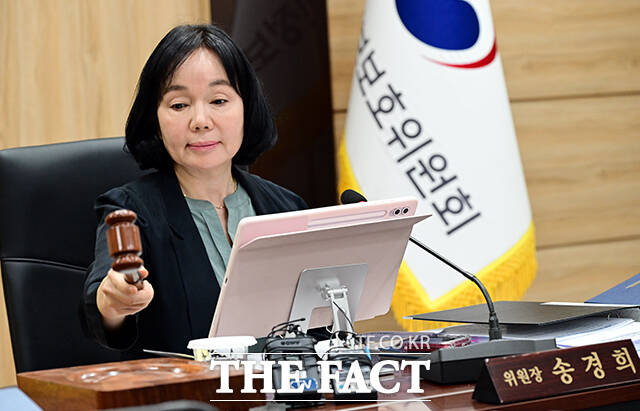 송경희 개인정보보호위원회 위원장이 22일 오후 서울 종로구 정부서울청사에서 열린 제7회 전체회의에 참석해 모두발언을 하고 있다. /임영무 기자