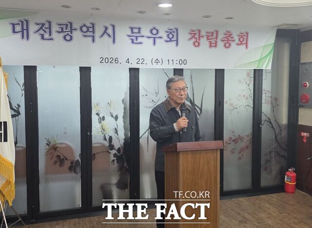 22일 대전시 서구 둔산동 태원중식당서 열린 문우회 창립총회에서 김정모 회장이 인사말을 전하고 있다. /대전문우회