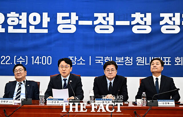 인사말하는 천준호 더불어민주당 원내대표 직무대행(왼쪽 두번째).