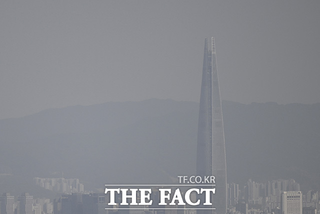 서울 시내와 한강이 흐릿하게 보이고 있다.
