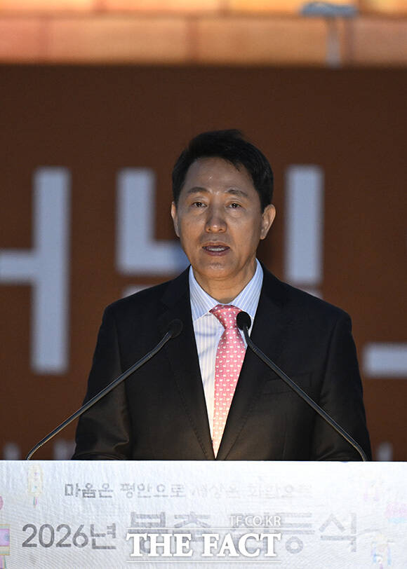 '2026년 부처님오신날 봉축점등회'가 22일 오후 서울 종로구 광화문광장에서 열린 가운데 조계종 총무원장 진우스님과 오세훈 서울시장, 정동영 통일부 장관을 비롯한 참석자들이 점등을 하고 있다. /송호영 기자