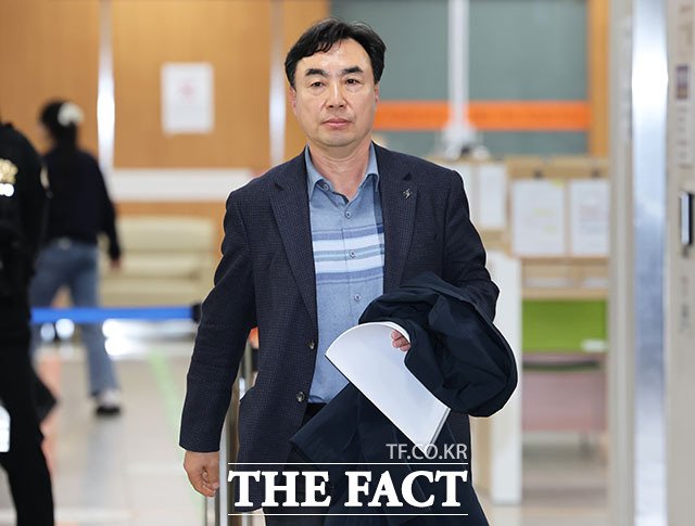 입법 로비·뇌물수수 등의 혐의를 받는 윤관석 전 의원이 22일 오후 서울 서초구 서울중앙지방법원에서 열린 공판에 출석하고 있다. /서예원 기자