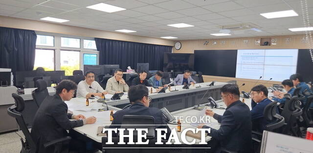 아산시가 21일 시청에서 경찰·소방·자율방재단·의용소방대·해병대전우회 등과 함께 여름철 재난 대비 민관 협력 거버넌스 회의를 진행하고 있다. /아산시