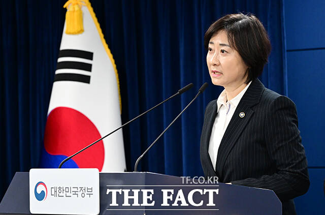 이스란 보건복지부 제1차관(왼쪽)이 22일 오전 서울 종로구 정부서울청사에서 아동학대 예방 및 대응 강화방안과 관련해 브리핑하고 있다. /임영무 기자