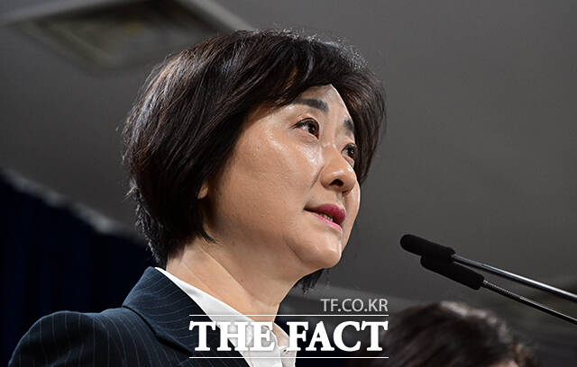 이스란 보건복지부 제1차관(왼쪽)이 22일 오전 서울 종로구 정부서울청사에서 아동학대 예방 및 대응 강화방안과 관련해 브리핑하고 있다. /임영무 기자