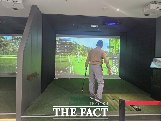 서울디지털동행플라자 동대문센터 내 스크린 파크골프 체험은 처음 만난 사람끼리도 금세 대화를 나누게 만드는 소통 프로그램으로 자리한다. /김명주 기자