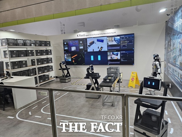 KT는 월드IT쇼에서 AI·클라우드 기술을 활용해 서로 다른 로봇 종류를 조종하는 '서비스형 로봇(RaaS)' 기술을 시연했다. /최문정 기자