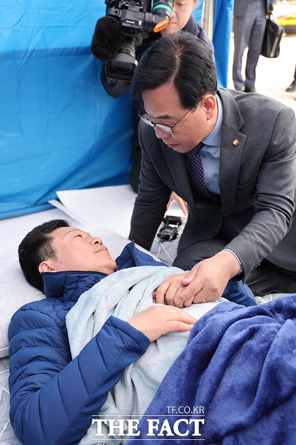 송언석 국민의힘 원내대표가 22일 오전 서울 여의도 국회 본관 앞에서 단식 농성을 이어가고 있는 안호영 더불어민주당 의원을 방문해 대화하고 있다. /국회=배정한 기자