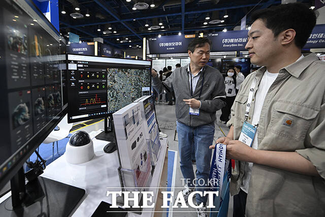 행사장이 방문객들로 붐비고 있다.