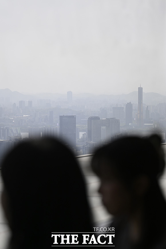 서울 시내와 한강이 흐릿하게 보이고 있다.