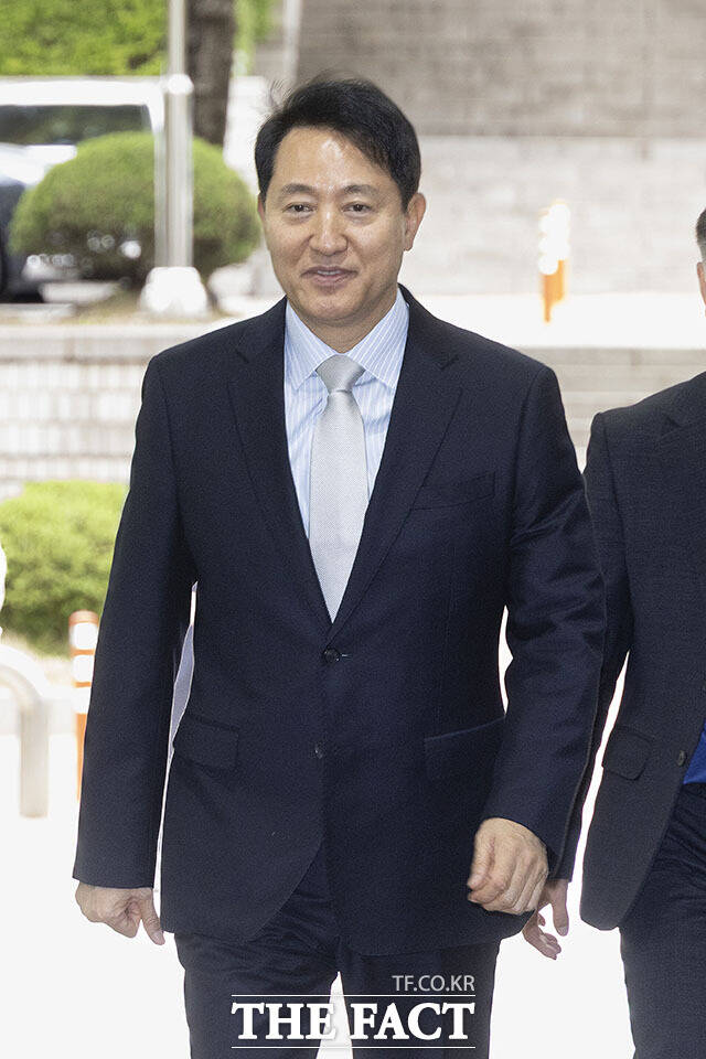오세훈 서울시장이 22일 오전 서울 서초구 서울중앙지방법원에서 열린 '명태균 여론조사 의혹' 사건 1심 속행 공판에 출석하고 있다. /서예원 기자