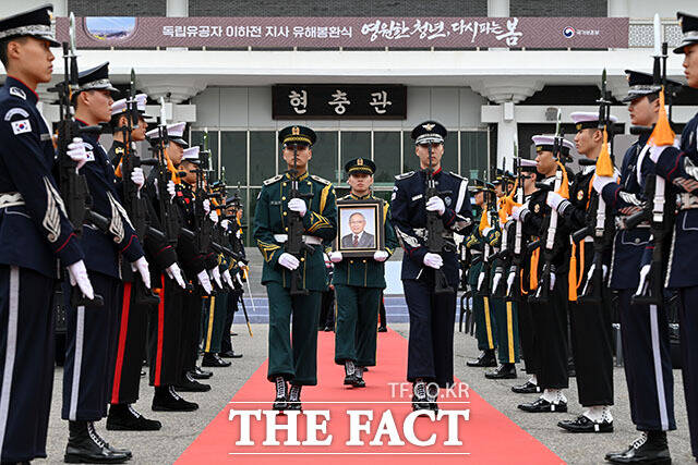 독립유공자 이하전 지사 유해봉환식이 22일 오전 서울 동작구 국립서울현충원에서 열린 가운데 국군 의장대 장병들이 영현을 봉송하고 있다. /서예원 기자