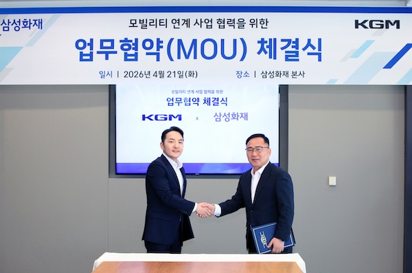 21일 삼성화재 본사에서 KGM 사업전략부문 곽정현 사장(왼쪽)과 삼성화재 자동차보험부문 이상동 부사장이 ‘모빌리티 라이프사이클 통합 서비스 및 공동 사업 추진’을 위한 업무협약을 체결하고 기념 촬영을 하고 있다. /KGM