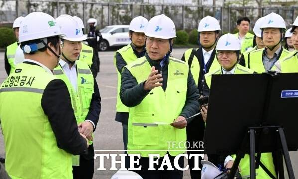 유정복 인천시장이 22일 인천항 내항 5부두에서 자동차 수출현황 등을 점검하고 있다./인천시