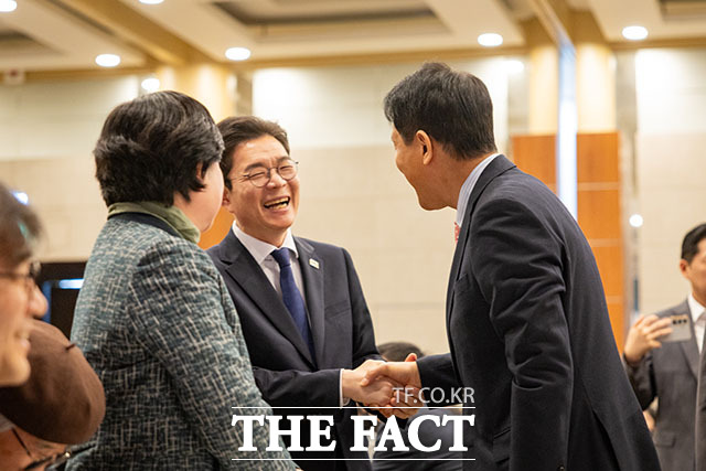 오세훈-정원오 '서로 다른 하트 모양'.