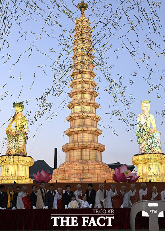 '2026년 부처님오신날 봉축점등회'가 22일 오후 서울 종로구 광화문광장에서 열린 가운데 조계종 총무원장 진우스님과 오세훈 서울시장, 정동영 통일부 장관을 비롯한 참석자들이 점등을 하고 있다. /송호영 기자