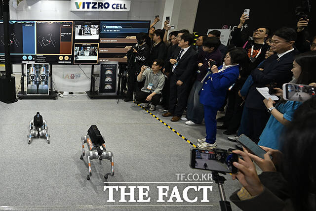 최형두 과방위 야당 간사와 류제명 과학기술정보통신부 제2차관, 김현 과방위 여당 간사(왼쪽부터)가 AI 기술 차량을 살펴보고 있다.