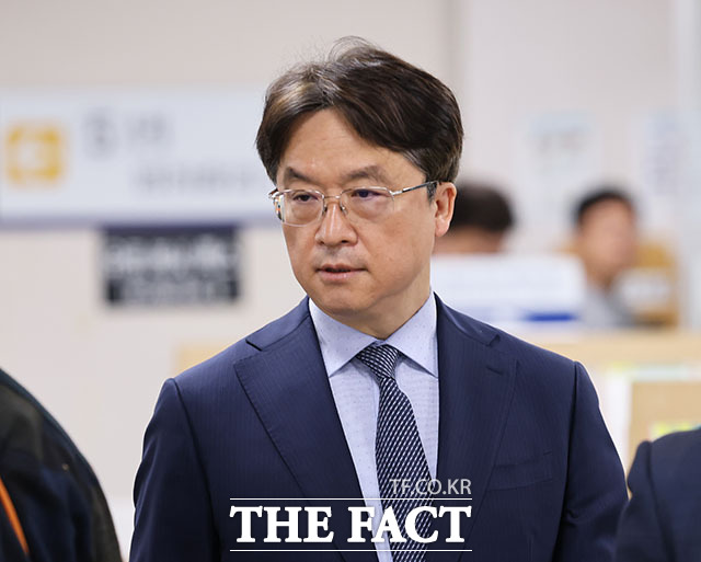 박현종 전 BHC 회장이 22일 오후 서울 서초구 서울중앙지방법원에서 열린 횡령·배임 혐의 공판에 출석하고 있다. /서예원 기자