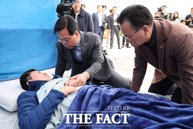 송언석 국민의힘 원내대표가 22일 오전 서울 여의도 국회 본관 앞에서 단식 농성을 이어가고 있는 안호영 더불어민주당 의원을 방문해 대화하고 있다. /국회=배정한 기자