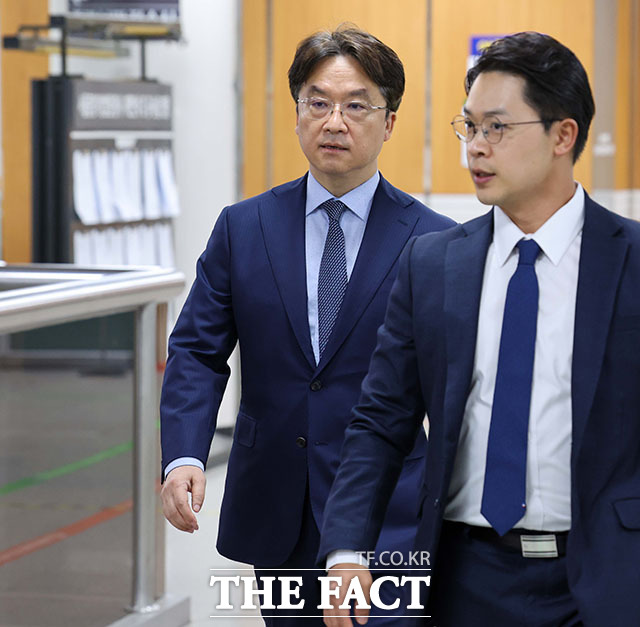 박현종 전 BHC 회장이 22일 오후 서울 서초구 서울중앙지방법원에서 열린 횡령·배임 혐의 공판에 출석하고 있다. /서예원 기자