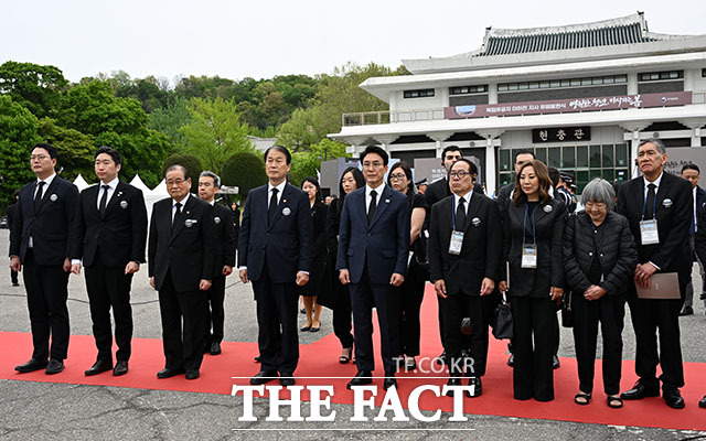 김민석 국무총리가 독립유공자 이하전 지사 유해봉환식에서 봉환사를 하고 있다.