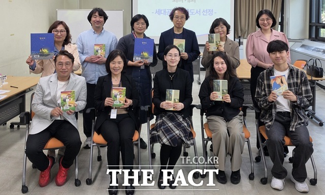 구미시립중앙도서관이 21일 독서문화진흥위원회 회의를 열고 시민의 독서문화 확산과 세대 간 공감 형성을 위한 '2026 세대공감 맞춤 도서' 4권을 선정했다. /구미시