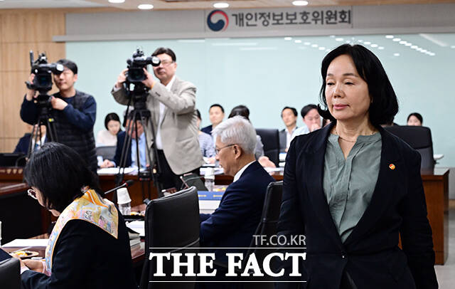 송경희 개인정보보호위원회 위원장이 22일 오후 서울 종로구 정부서울청사에서 열린 제7회 전체회의에 참석해 모두발언을 하고 있다. /임영무 기자