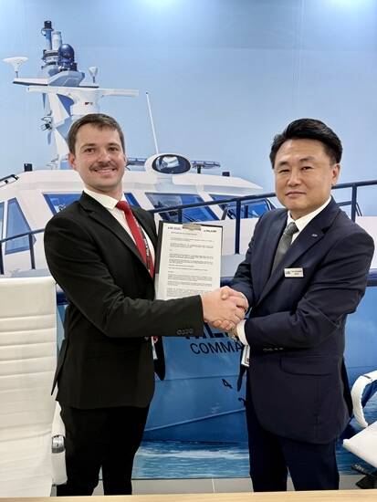 LIG 디펜스&에어로스페이스(LIG D&A)는 21일(현지시간) 남아프리카공화국 방산업체 밀코르와 미래 무인 항공플랫폼 및 통합 임무장비 기술 협력을 위한 업무협약(MOU)을 체결했다. /LIG D&A 제공