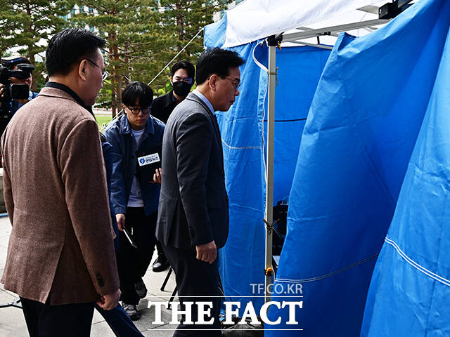 송언석 국민의힘 원내대표가 22일 오전 서울 여의도 국회 본관 앞에서 단식 농성을 이어가고 있는 안호영 더불어민주당 의원을 방문해 대화하고 있다. /국회=배정한 기자